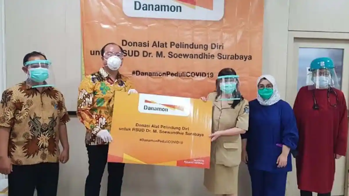 Bank Danamon Serahkan Hazmat dan Masker N 95 kepada RS dr Soewandhie Surabaya