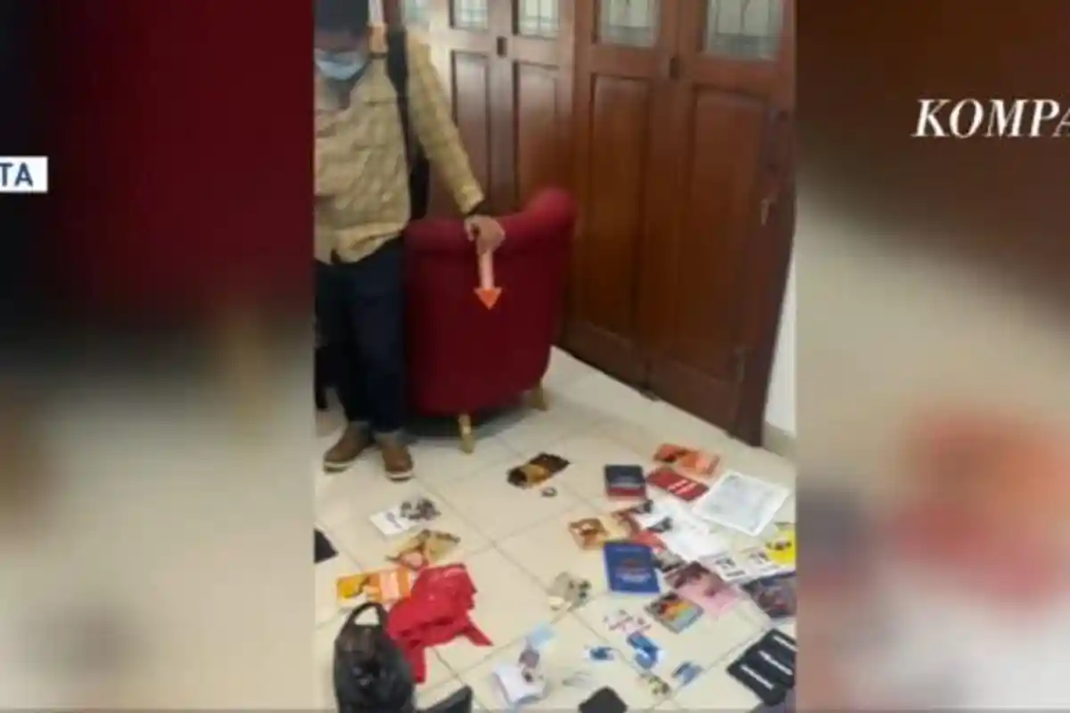 Polisi Sita Laptop dan Buku saat Geledah Kantor Lokataru Pasca Delpedro Tersangka Hasut Pendemo