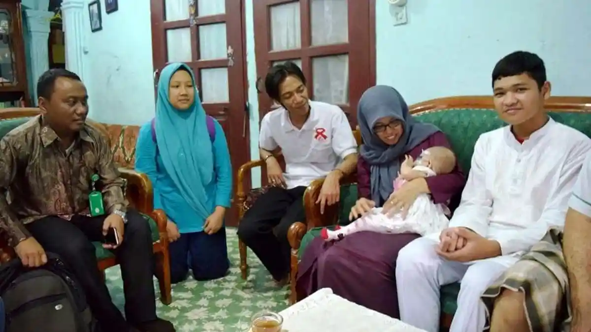 Siswa-siswa Beri Bantuan Bayi Mungil Iftiyah yang Diserang Virus Rubella