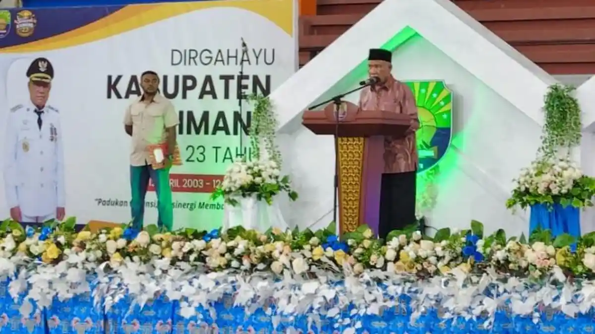 Bupati Hasan Achmad Luncurkan Program “Satu Miliar Satu Kampung” di HUT ke-23 Kaimana