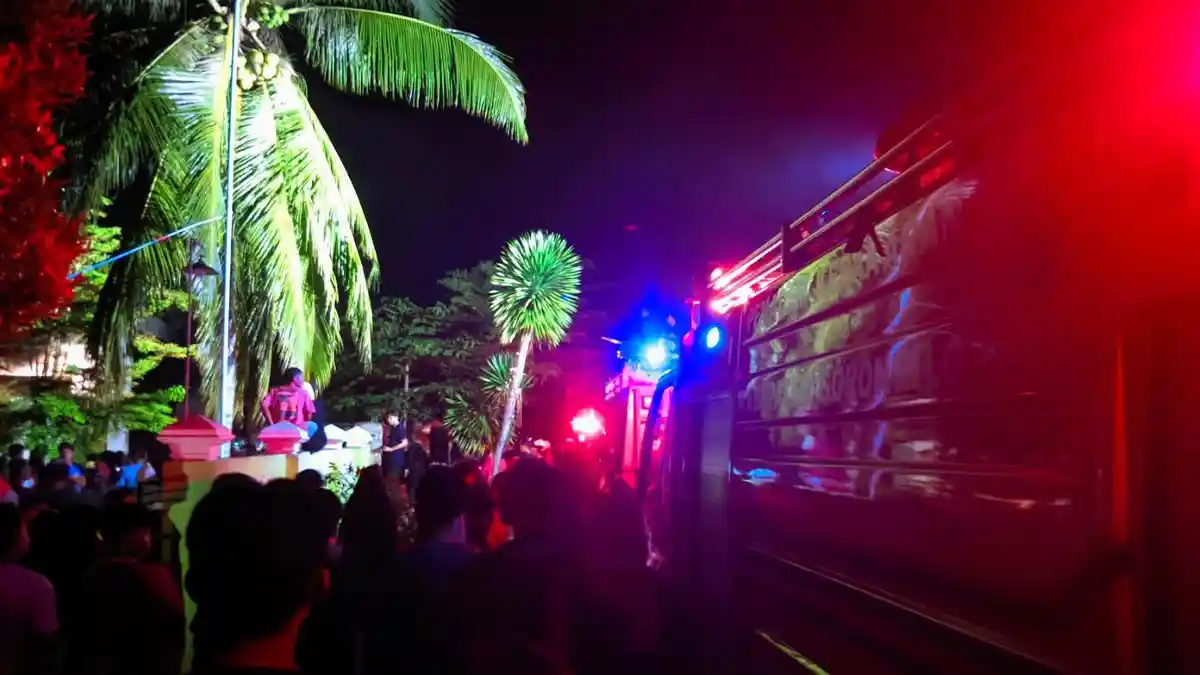 Ngeri! Petugas Damkar Nyaris Tersengat Listrik Saat Padamkan Api