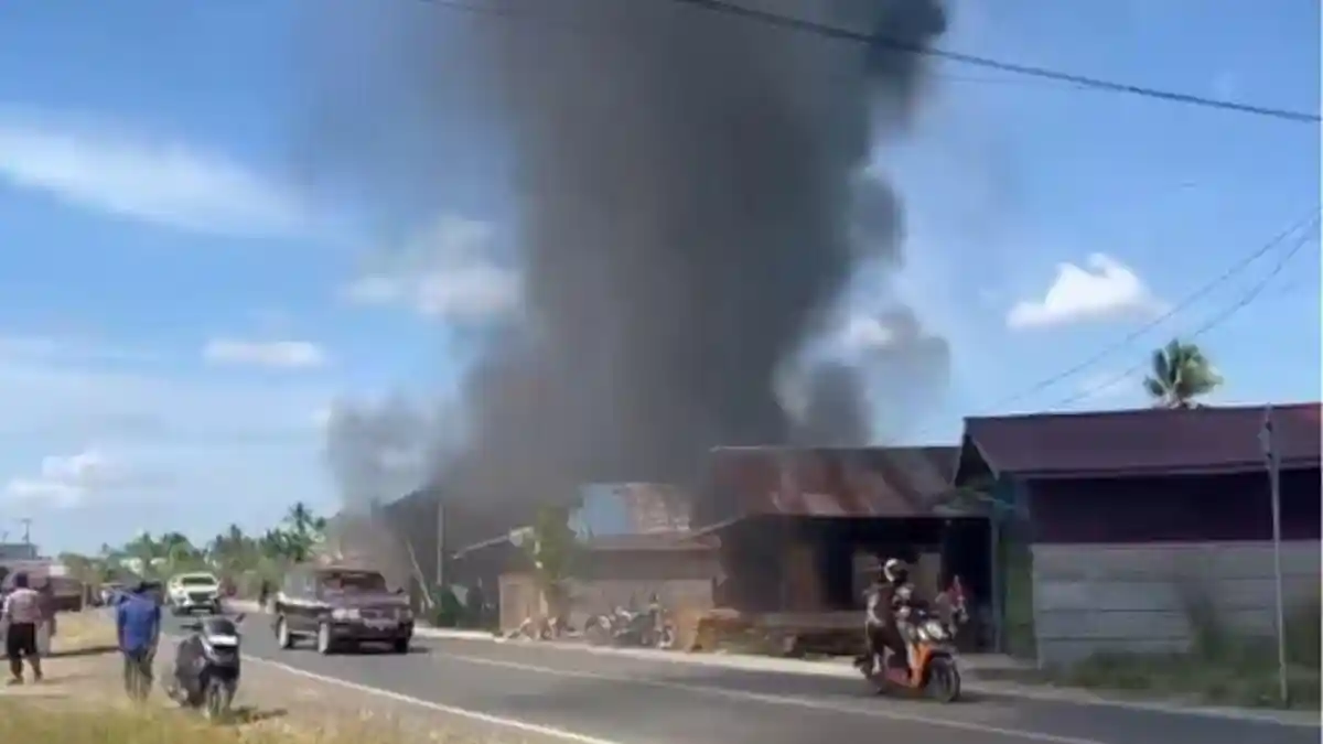 BREAKING NEWS: Kebakaran Pom Mini di Desa Tanah Periuk Kabupaten Paser