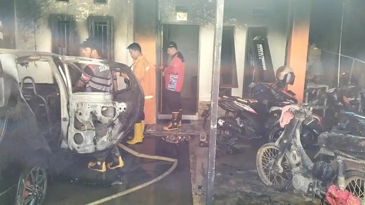 Api Sempat Dikira Padam, Rumah dan 6 Kendaraan di BTN Puri Magaha Baruga Kendari Hangus Terbakar