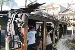 Proses-pemadaman-api-dua-rumah-yang-terbakar-di-Desa-Jojogan.jpg