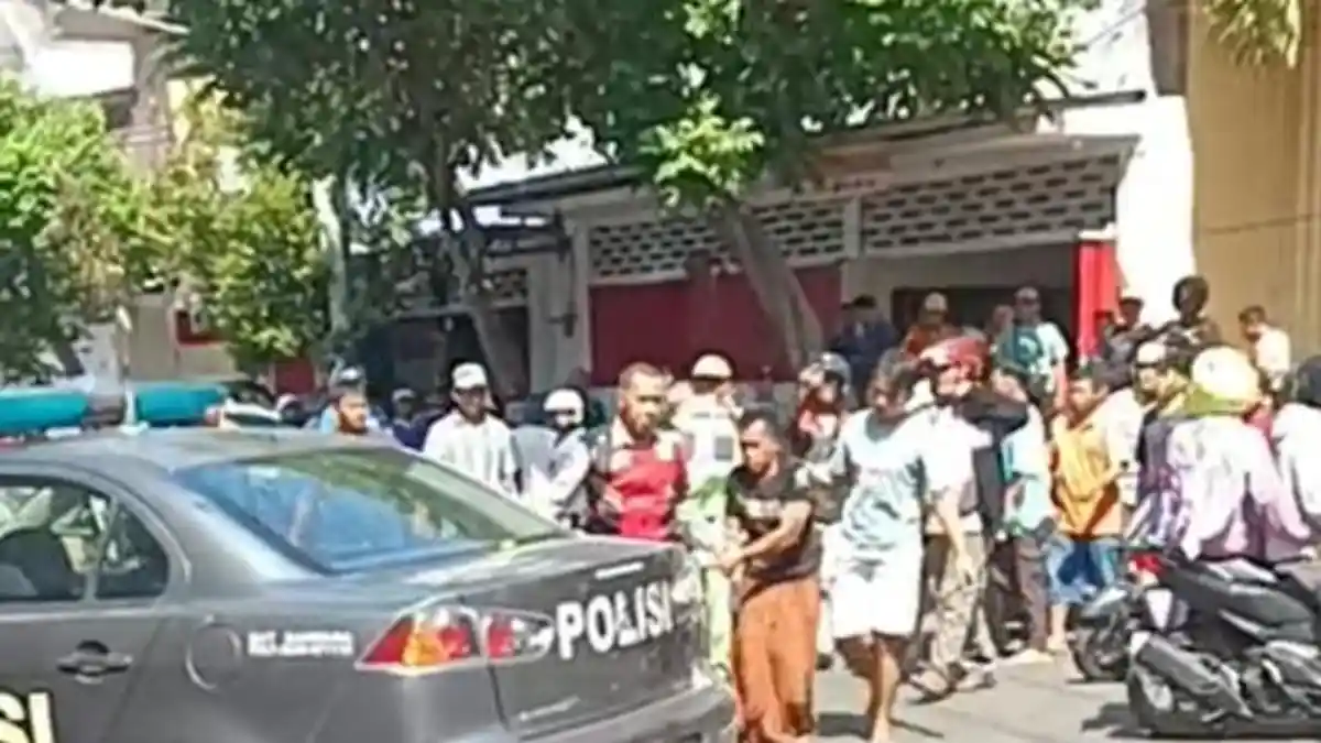 Tertangkap Basah Mau Mencuri Motor di Situbondo, Pria Bersarung Dihajar Warga