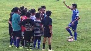evan-dimas-melatih-anak-SSB-di-tulungagung.jpg