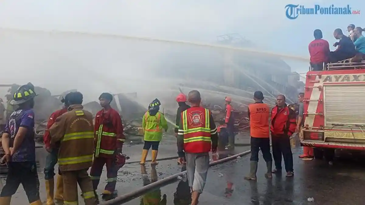 Kebakaran Pasar Sungai Pinyuh Mempawah Pagi Ini, Proses Pemadaman Masih Berlangsung