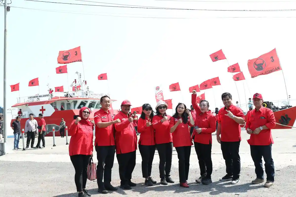 DPC PDIP Kota Semarang Sambut Kapal RS Laksamana Malahayati di Pelabuhan Kendal