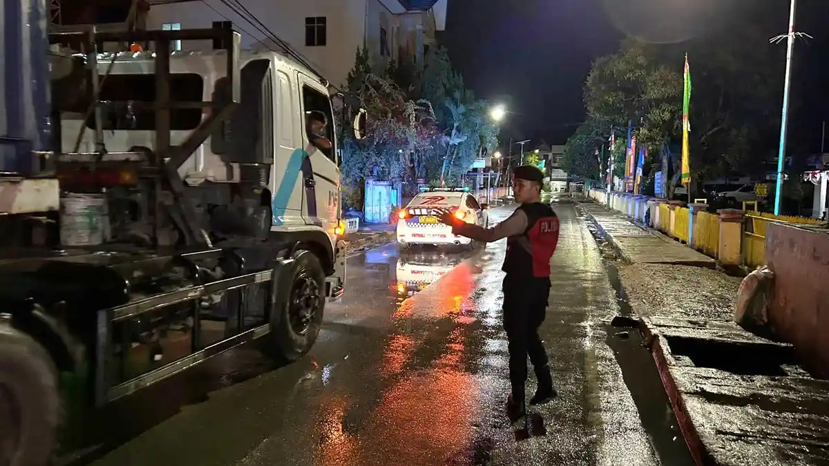 Polres Toba Laksanakan Pengamanan Kedatangan 7 Kontainer Logistik Aquabike Championship