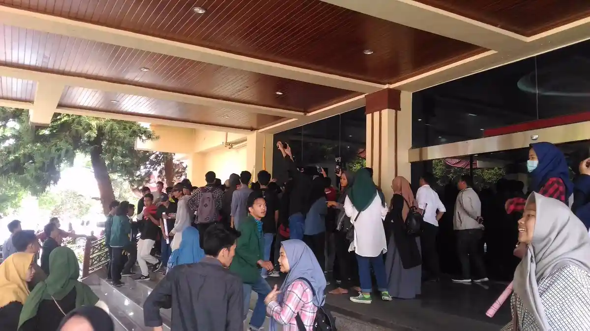 BREAKING NEWS - Mahasiswa Merasa Ditipu, Diminta Tunggu di Ruangan Ini, Ternyata . . .