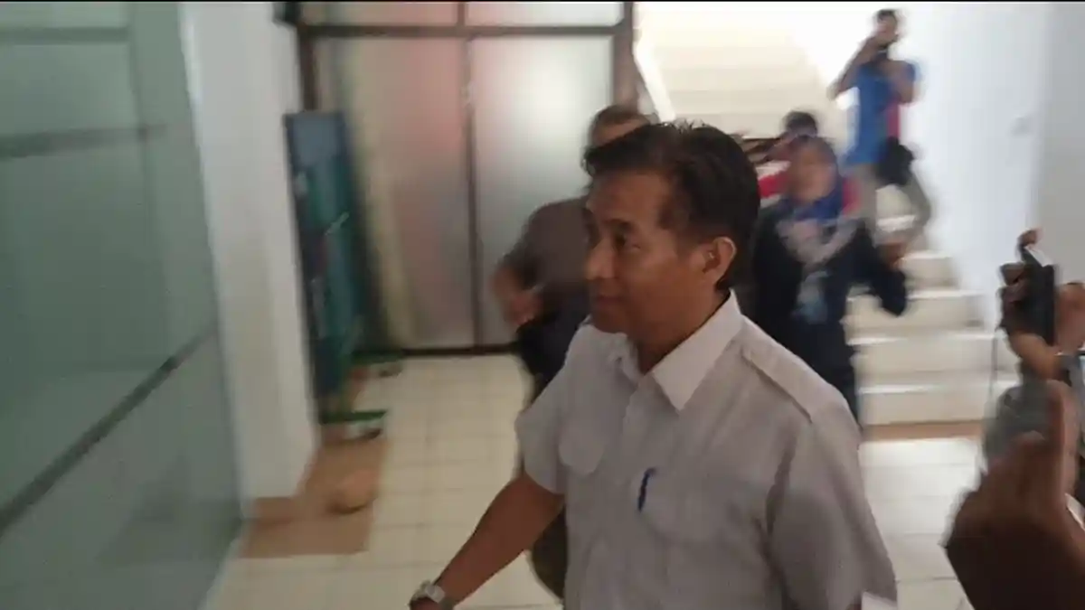 KPK Geledah Kantor Bapelitbang Kepri, Kadis PUPR Dibawa ke Kantor BPKAD Kepri
