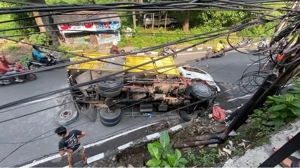 BREAKING NEWS: Kecelakaan Truk Terguling di Turunan Gombel Lama Semarang, Tabrak Tiang Listrik