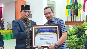 Rektor-UIN-Ar-Raniry-SERAHKAN-PENGHARGAAN-ke-serambi-indonesia.jpg