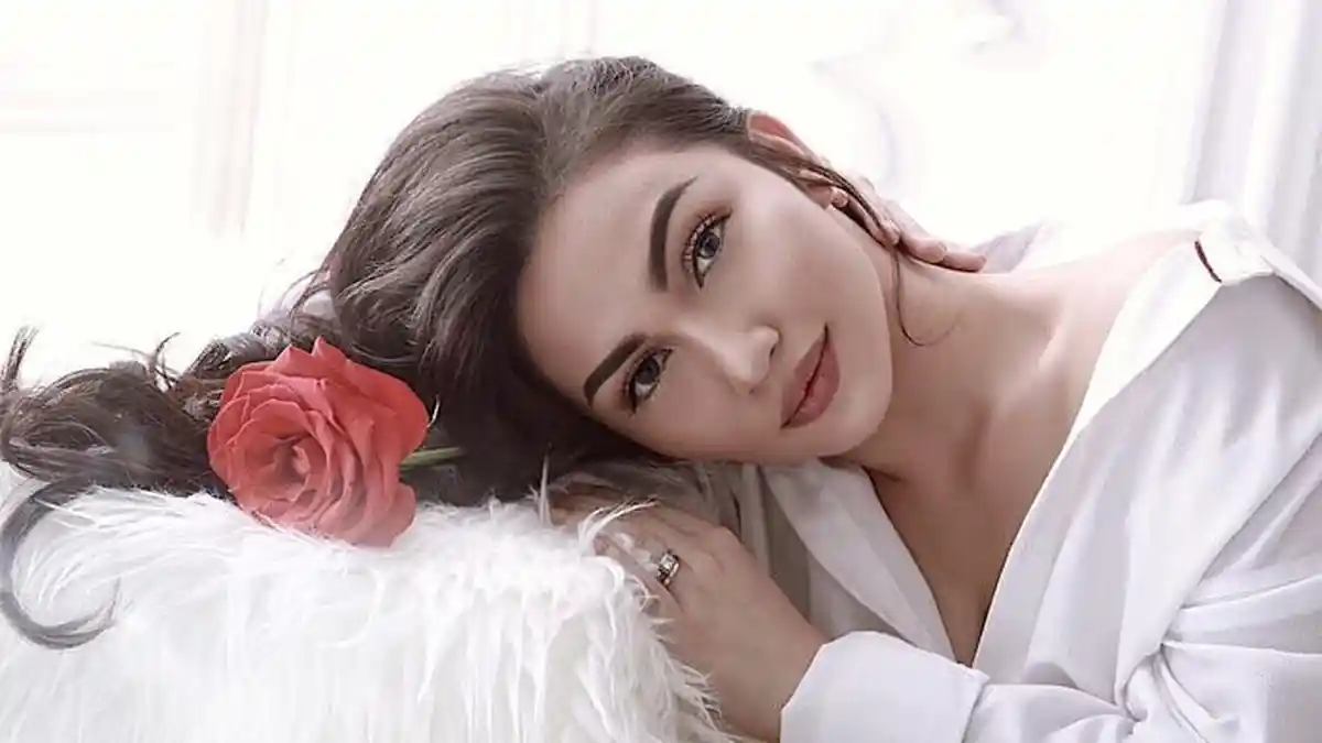 Pakai Kaus #2019PresidenBaru dan Viral, Ini Klarifikasi Ariel Tatum