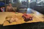 Penjual-daging-babi-dan-daging-sapi.jpg