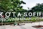 Papan-nama-kota-Sofifi-yang-terpasang-di-bundaran-jalan-40-di-Sofifi.jpg