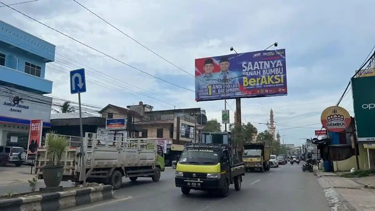 Alat Peraga Kampanye Peserta Pilkada Tanahbumbu 2024 Masih Banyak Terpasang