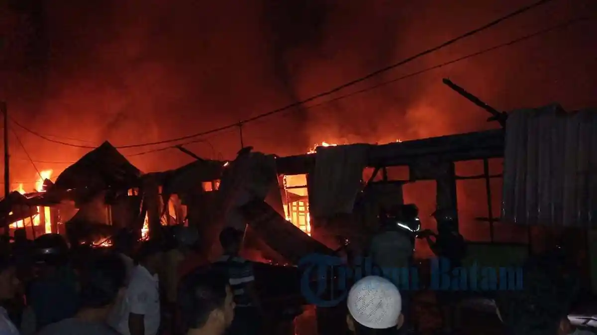 Kebakaran Bengkong Aljabar - Sudah 1 Jam Api Belum Berhasil Dipadamkan, Petugas Masih Berjibaku