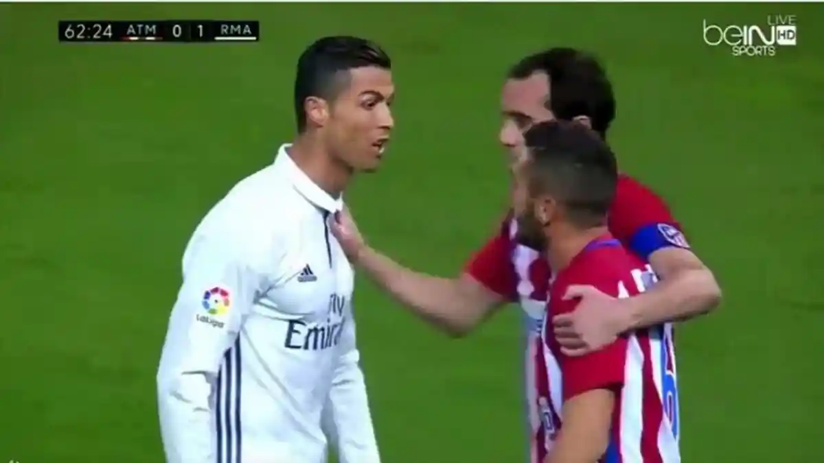 Cristiano Ronaldo Acungkan Kepalan Tinju pada Gelandang Atletico Madrid
