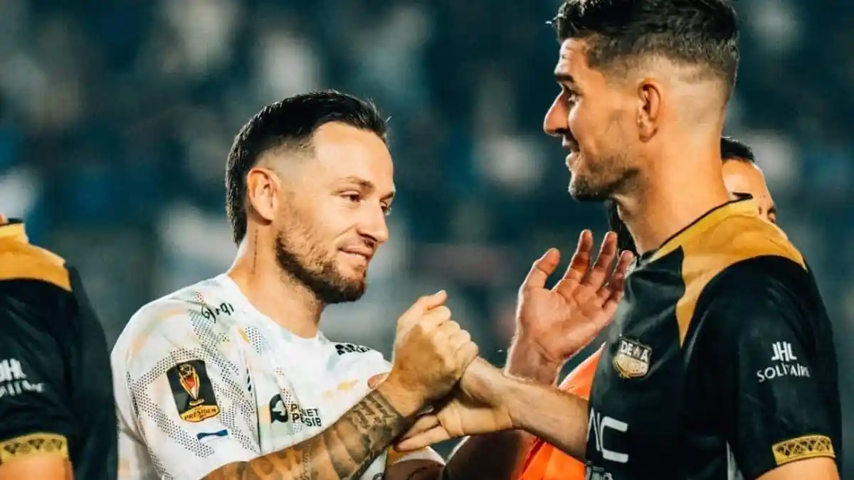 Duel Emosional di GBLA: Dua Mantan Pulang, Persib Siap Panaskan Laga Kontra Dewa United