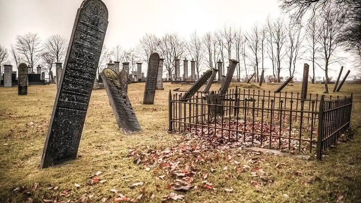 Bongkar Makam, Pria Ini Terkejut Dapati Isi Kuburan Bukan Jenazah Neneknya
