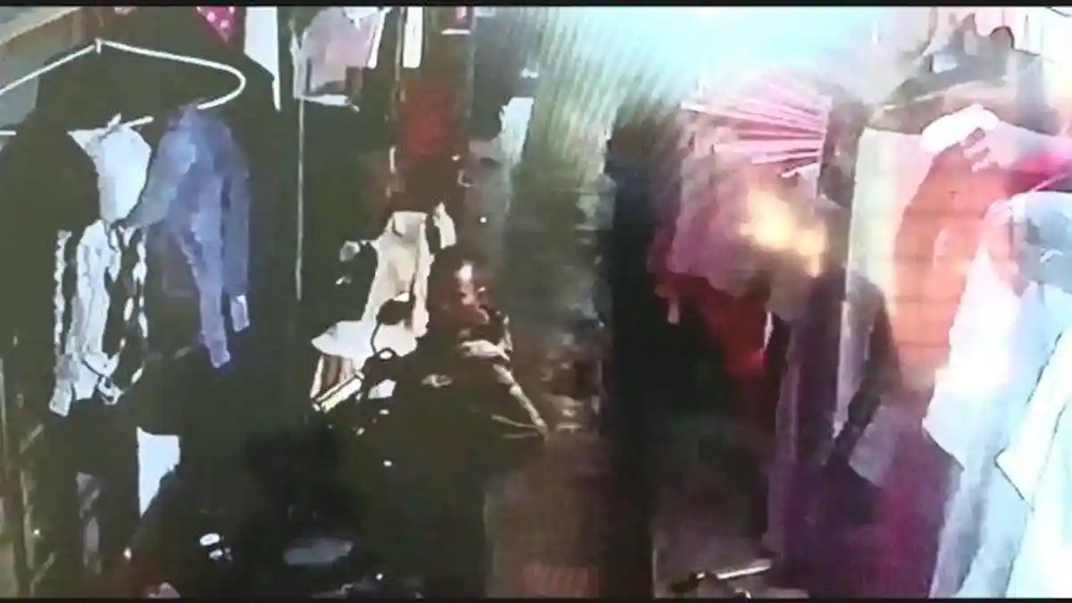 Maling Berjaket Ojol Beraksi Mengendap-ngendap di Pasar Rebo, Dalam 5 Detik Motor Berhasil Digondol 