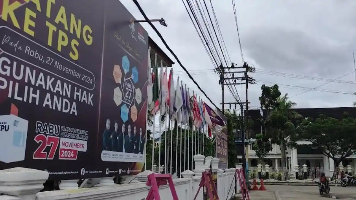 Pilbup Tanjab Barat, 3 Calon Bupati Kompak Nyoblos Didampingi Istri dan Suami