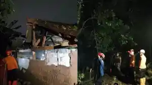 Hujan-deras-disertai-angin-kencang-memicu-pohon-tumbang.jpg
