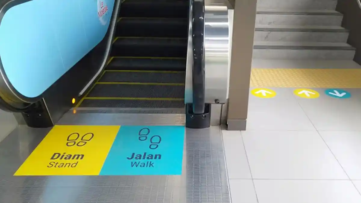 Tak Paham Simbol di Eskalator Stasiun MRT Asean, Penumpang Ini Ditegur Penumpang Lain