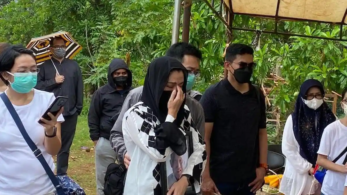 Tangis Melly Mono Pecah Saat Iringi Pemakaman Sang Ayah di TPU Kampung Kandang