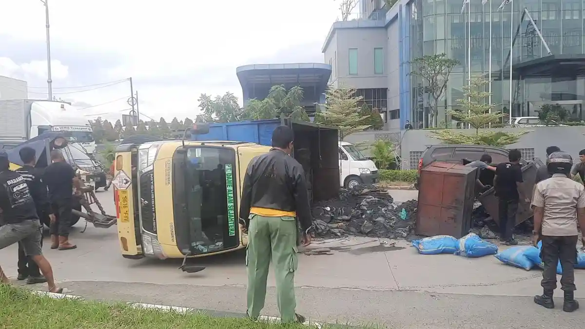 Truk Pengangkut Limbah Terguling di Jalan Interchange Karawang Barat, Picu Kemacetan Panjang