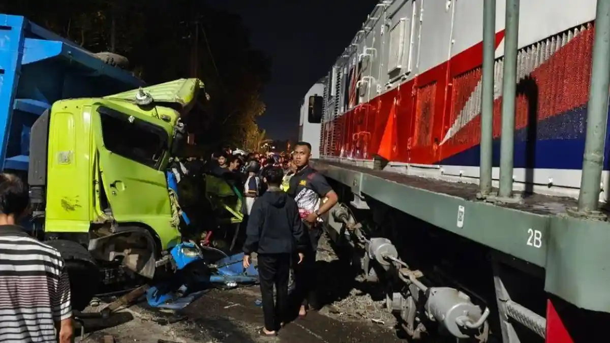 Mogok saat Terobos Palang Pintu Perlintasan, Truk Pasir Dihantam Kereta
