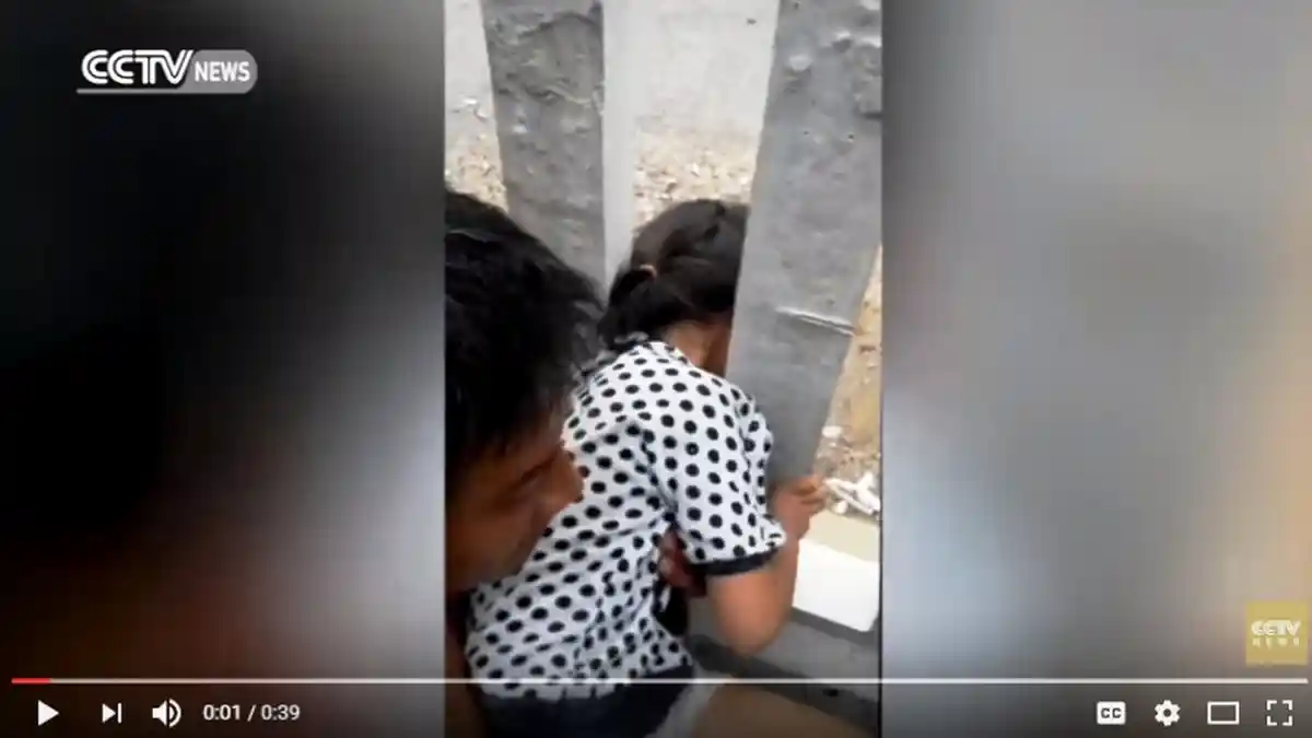 Kepala Anak Ini Terjepit Pagar Beton di Dekat Stasiun, Proses Evakuasinya Bikin Orang Tua Menangis
