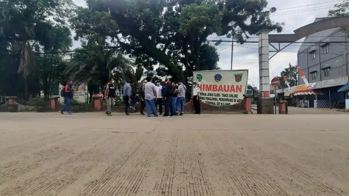 Pengemudi Ojol Resah, Ada Spanduk Larangan Ambil Penumpang di Terminal Sungai Kunjang Samarinda