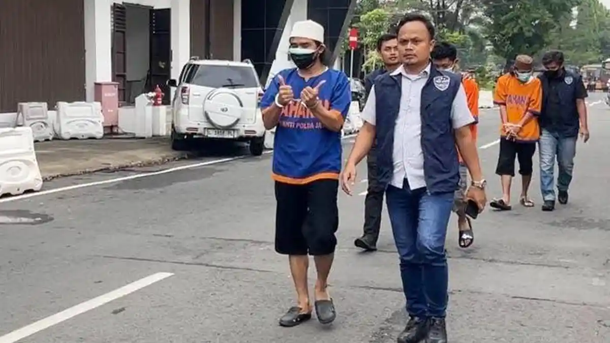 BREAKING NEWS Gus Samsudin Akhirnya Pakai Baju Tahanan Dittahti Polda Jatim dan Tidak Nyeker Lagi