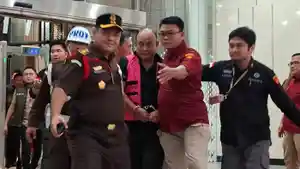 Eks-Kepala-BGN-Dadan-Hindayana-ditahan-Kejaksaan-Agung.jpg
