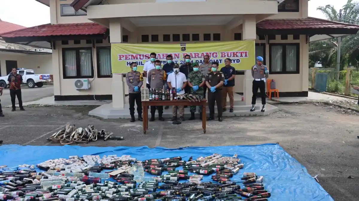 Polres Tebo Musnahkan Barang Bukti Operasi Pekat 2024, 521 Botol Miras hingga Senjata Api