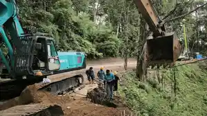 Aktivitas-Alat-berat-di-Jalur-Gumitir-Jember-Jawa-Timur-Senin-2872025.jpg