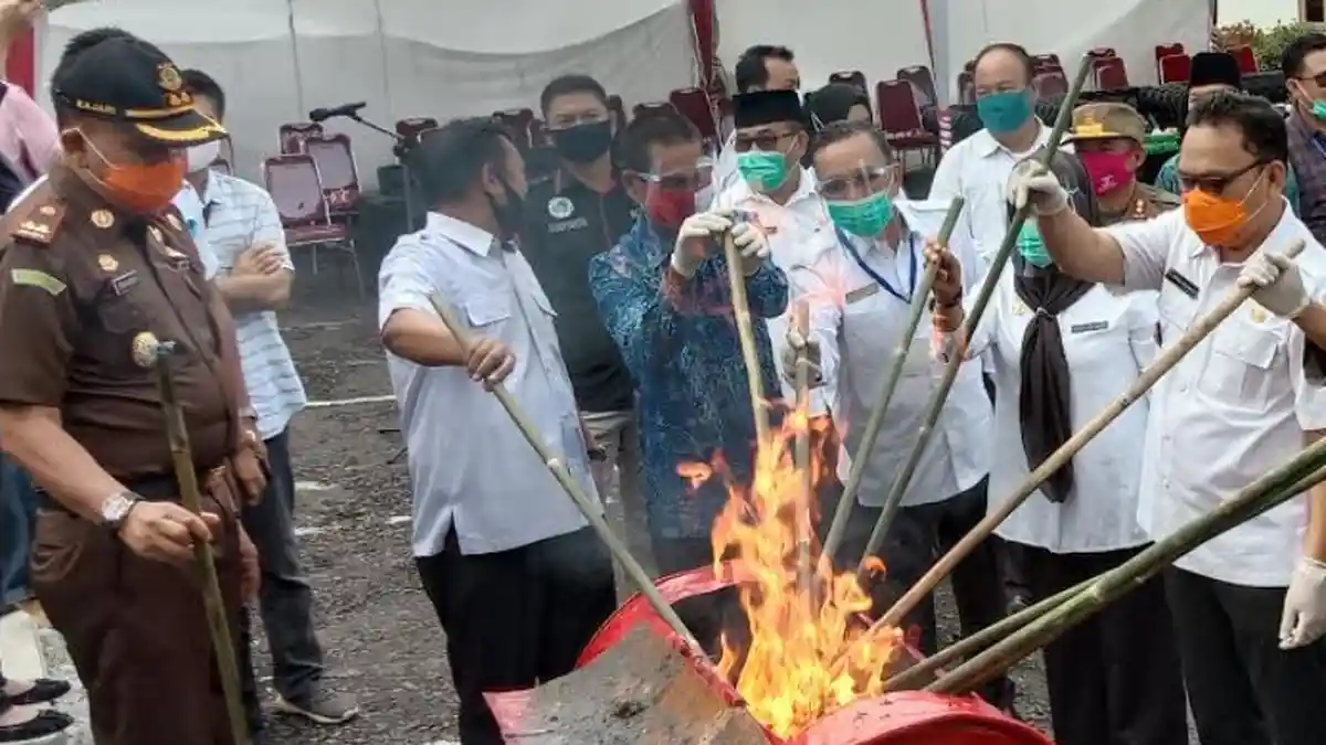Barang Bukti 1 Kg Lebih Ganja Dibakar di Kejari Empat Lawang
