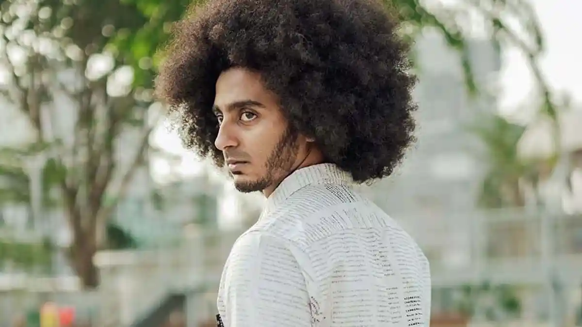 Punya Rambut Afro, Ikram Luangkan Waktu Lebih untuk Sampoan hingga Menyisir Rambut