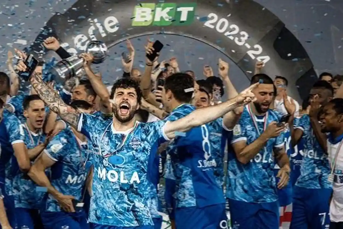 Deretan Bintang Karatan Gabung Como 1907: Raphael Varane Here We Go, Pepe Reina Duluan