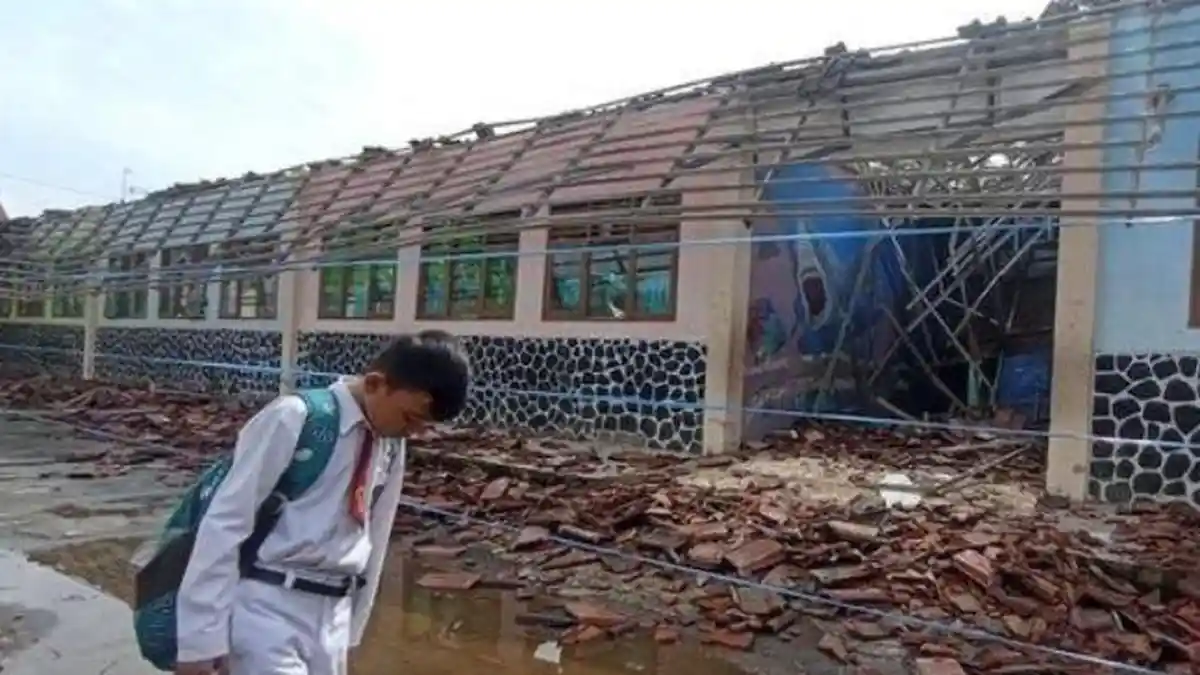 BREAKING NEWS: Atap Sekolah Dasar di Sumedang Ambruk