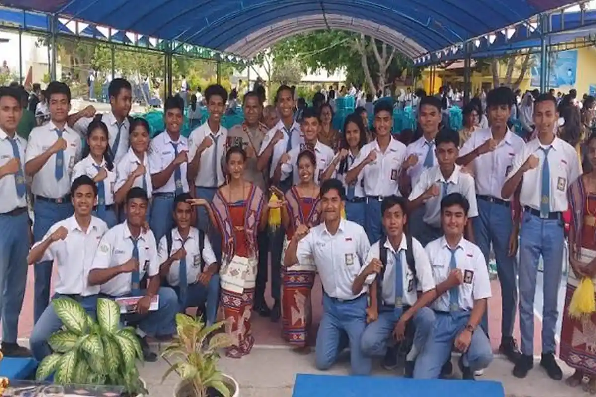 Kapolda NTT Sambangi Pelajar SMAN 2 Waingapu, Sampaikan Motivasi dan Pesan Kamtibmas