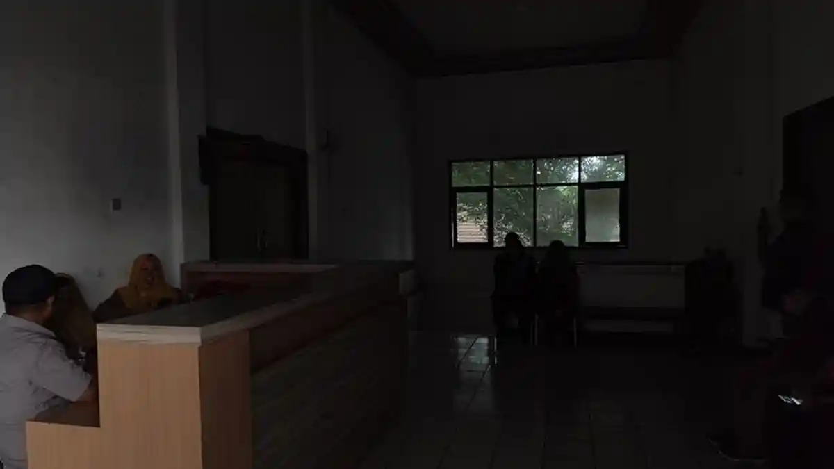 Petir Menggelegar, Rapim Pemkot Cilegon Digelar dalam Kondisi Mati Lampu