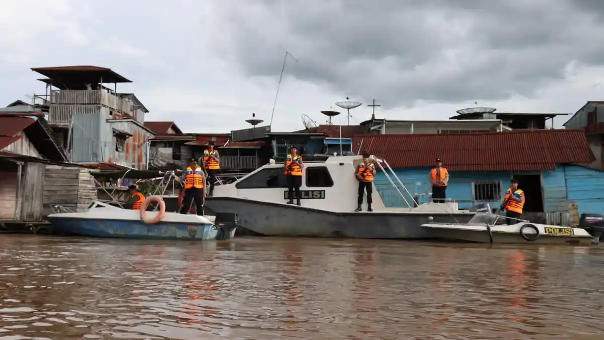 Personel Sat Samapta Polres Melawi Berdialog Bersama Warga saat Patroli Banjir
