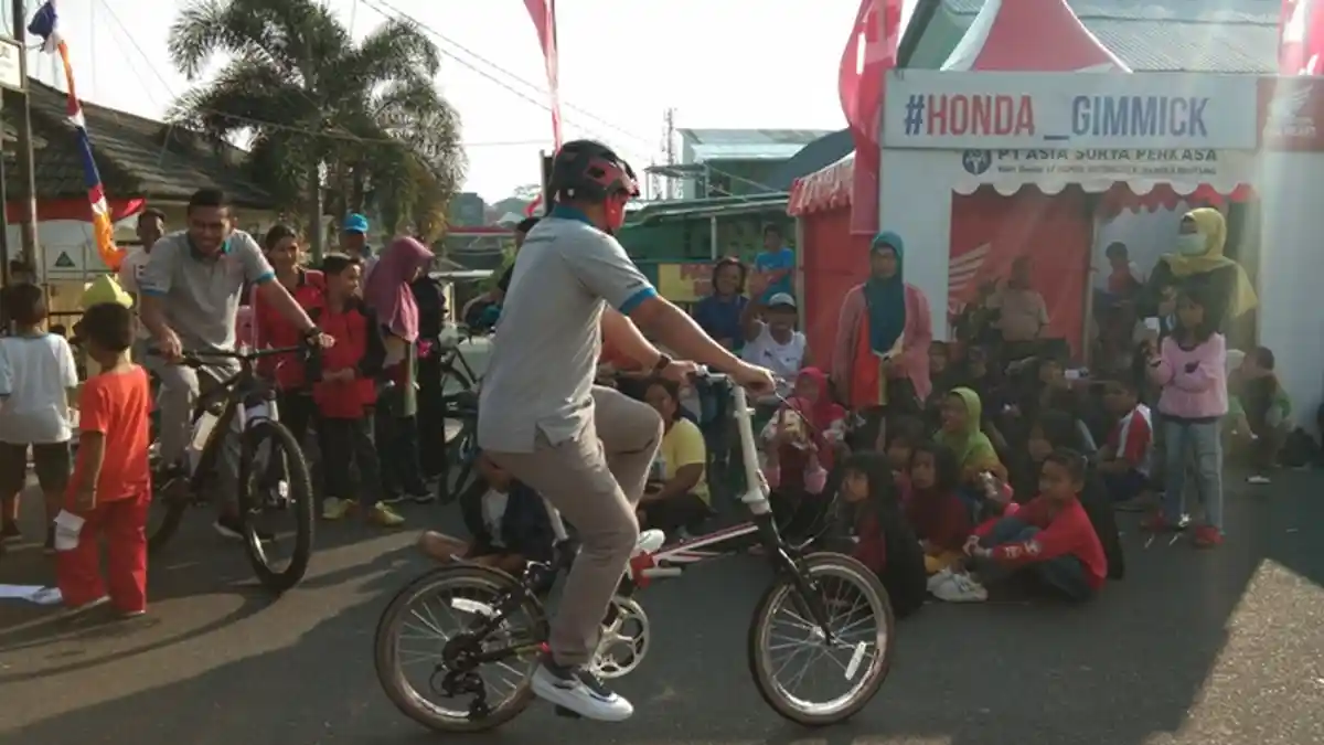 Hobi Berolahraga, Molen Naik Sepeda Ke Kantor Camat Tamansari