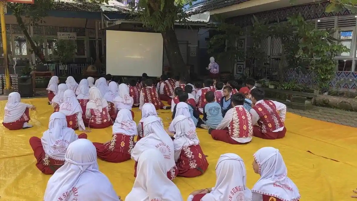 Isi Waktu Jelang Bagi Rapor, Siswa SDN Sungai Miai 7 Banjarmasin Belajar Literasi Lewat Film