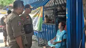 Petugas-Satpol-pp-sosialisasi-kepada-PKL-di-Jalan-Siberut.jpg