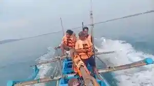 nelayan-dan-perahu-tenggelam-di-karangnini-pangandaran-1.jpg