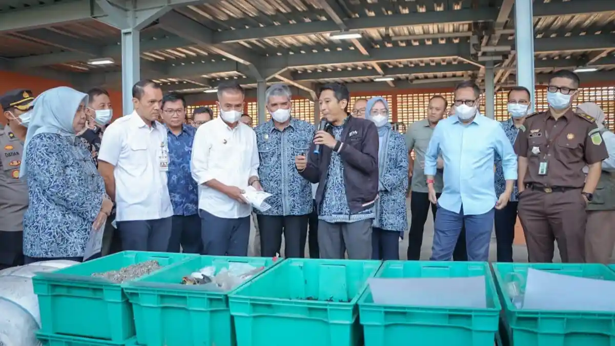 Pemkot Cimahi Kirim RDF Hasil Pengolahan Sampah TPST Santiong ke PT Indocement Bogor